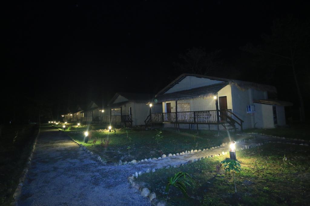 萨朗野生动物保护区酒店 Meghauli 外观 照片