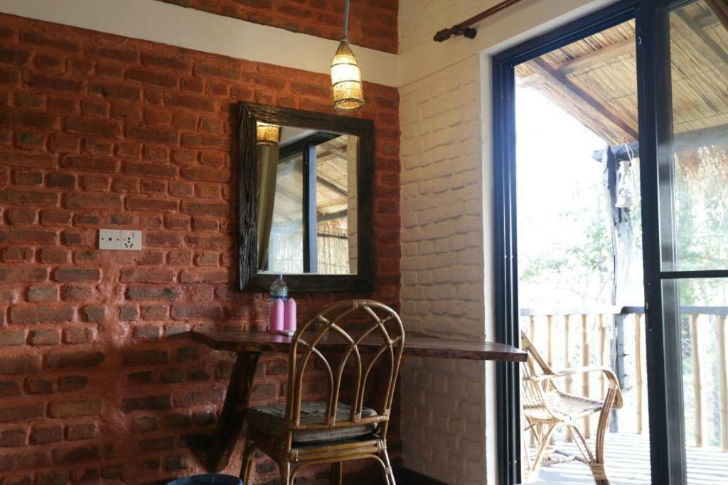 萨朗野生动物保护区酒店 Meghauli 外观 照片